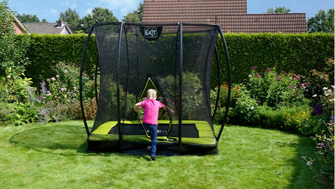 En nedgravet trampolin eller en trampolin i jordniveau?