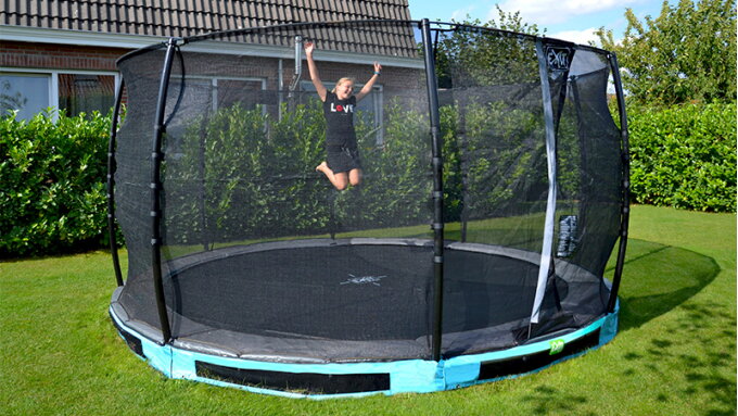 En nedgravet trampolin eller en trampolin i jordniveau?