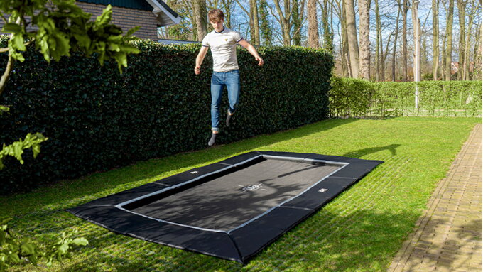 En nedgravet trampolin eller en trampolin i jordniveau?