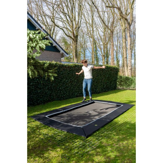 EXIT Dynamic trampolin i jordniveau 244x427cm med Freezone sikkerhedsfliser - sort