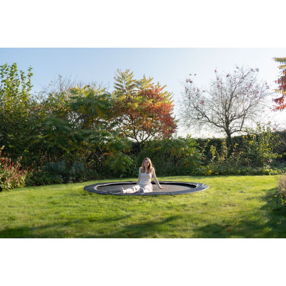 EXIT InTerra sportstrampolin i jordniveau &oslash;427cm - sort