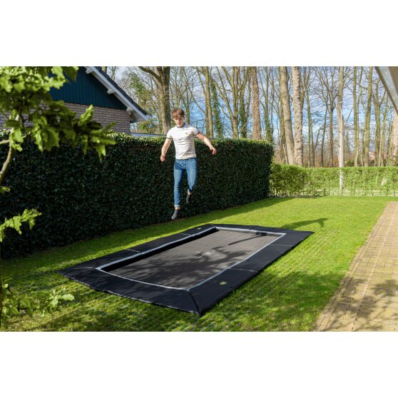 EXIT Dynamic trampolin i jordniveau 244x427cm med Freezone sikkerhedsfliser - sort