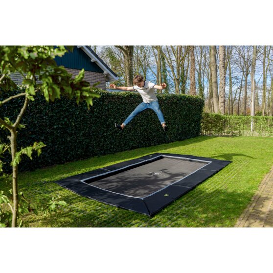 EXIT Dynamic trampolin i jordniveau 275x458cm med Freezone sikkerhedsfliser - sort