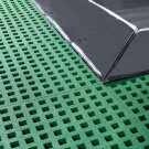 EXIT Dynamic trampolin i jordniveau 244x427cm med Freezone sikkerhedsfliser - sort