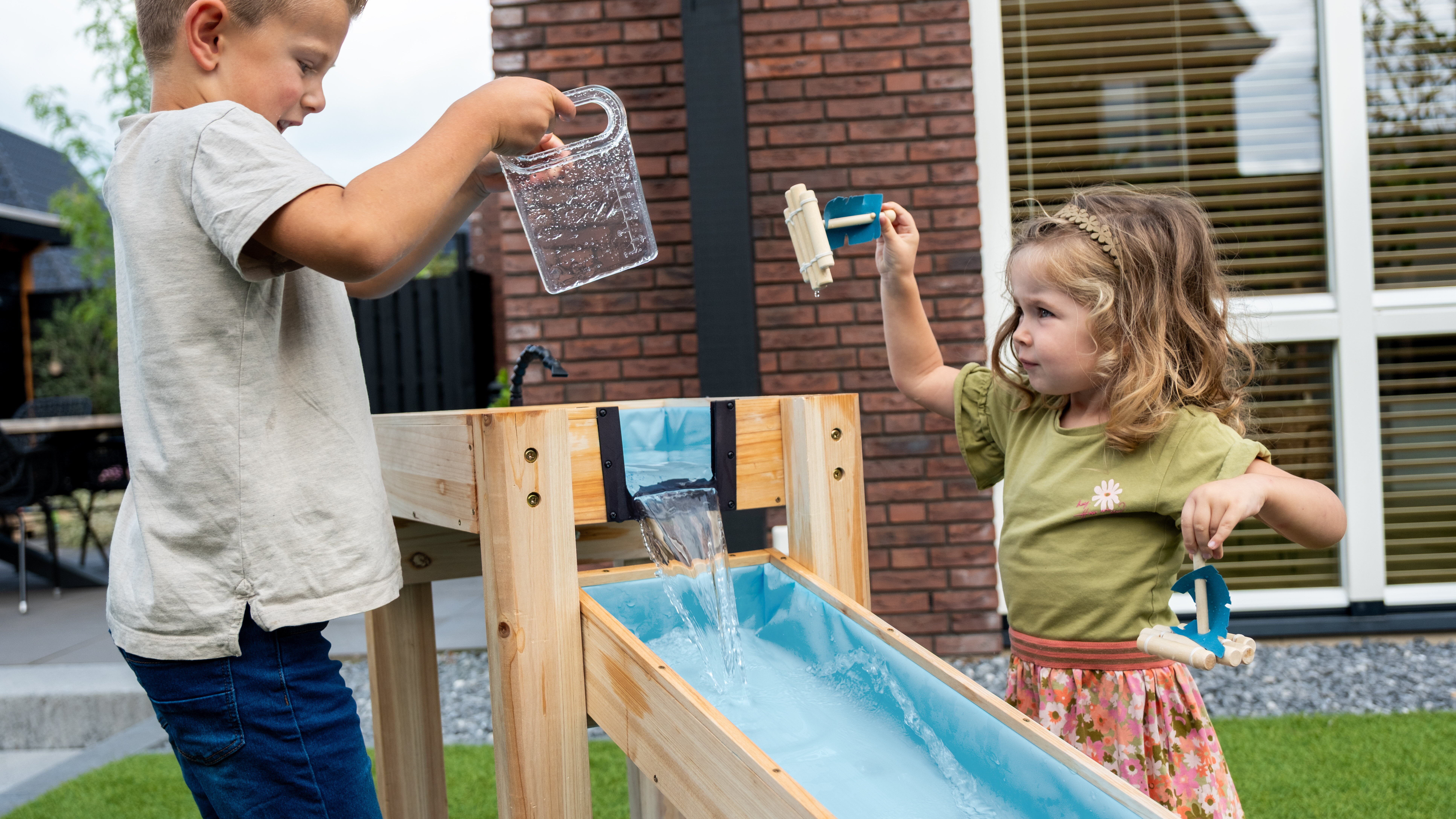 Fremh&aelig;ver kvaliteten og det b&aelig;redygtige design. FSC&reg;-certificeret tr&aelig;, separate dele og genanvendelige materialer g&oslash;r den robust til mange &aring;rs brug.