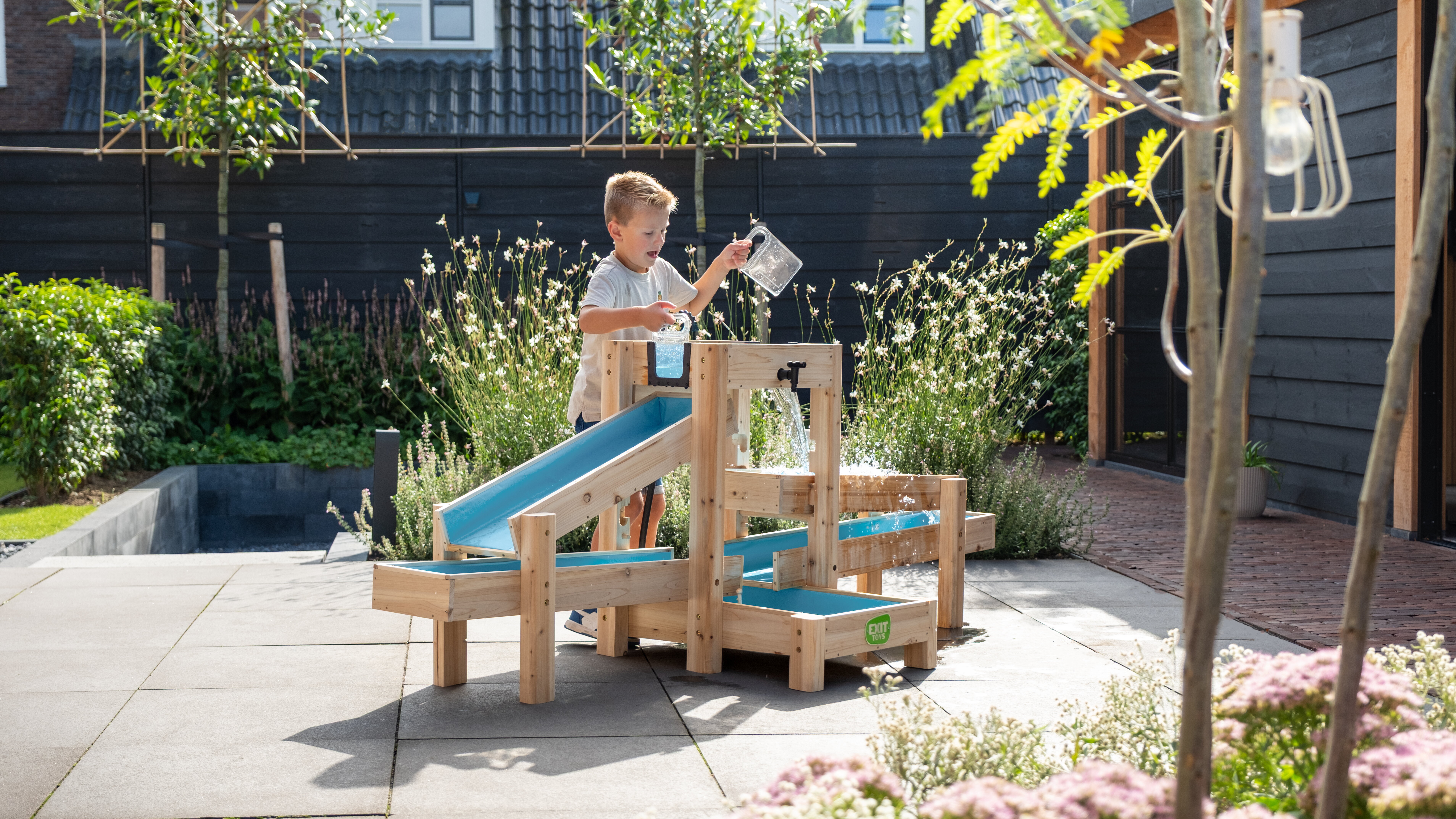 Fremh&aelig;ver den f&aelig;lles legeoplevelse: kapl&oslash;b, samarbejde og nonstop action for alle b&oslash;rn, der deltager.