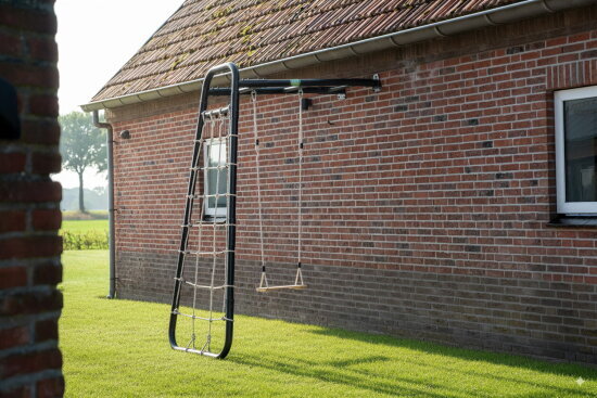 Klatrestativ mod muren: pladsbesparende, robust og multifunktionelt.